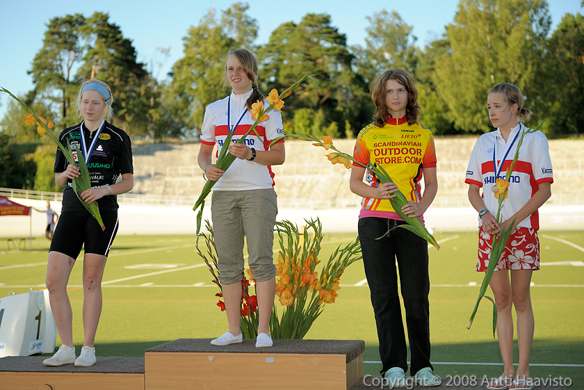 _DSC1516.jpg - N-16 500 m: 1. Sofia Kansikas, TP-P, 41,77, 2. Rosa Törmänen, Cyclos, 41,80 ja 3. Eveliina Sarismala, TP-P ja Anna-Mari Saarinen, TVC, 43,16