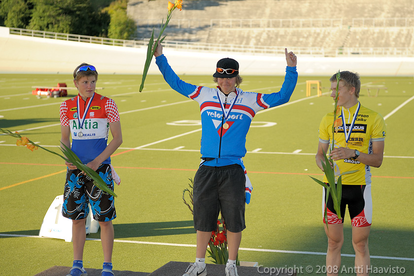 _DSC1554.jpg - M-18 1 km: 1. Ilari Kahila, CCH, 1.10,219, 2. Joonas Henttala, Akilles, 1.13,822 ja 3. Samuel Halme, KorsKa, 1.14,823