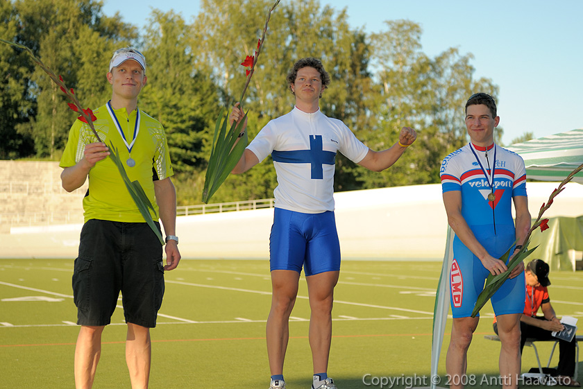 _DSC1576.jpg - Miesten 1 km: 1. Risto Aaltio, CCH, 1.08,613, 2. Pekka Koskela, TWD, 1.09.140 ja 3. Matti Pajari, CCH, 1.09,355