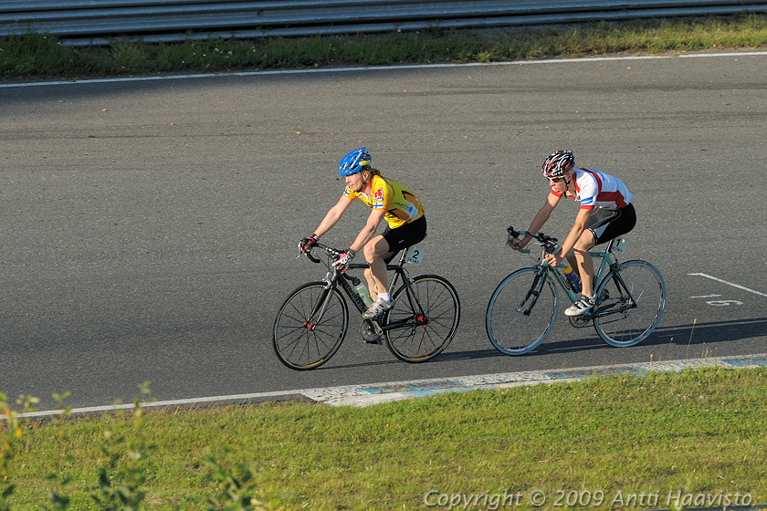 _DSC9839.jpg - KOH-I-NOOR -moottoriratakisat 2009, 5. osakilpailuIsmo Perttula, Pyöräilyseura Kaupin Kanuunat ja Teemu Uusi-Piuhari, Tampereen Pyörä-Pojat