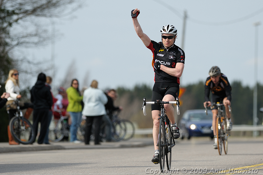 _DSC7244.jpg - Sipoon Susiringin maantieajo. M-Eliten irtiotossa olleet, voittaja Kimmo Kanannen, TWD-Länken ja kakkonen Marko Leppämäki, Team Continental loppukirissä.