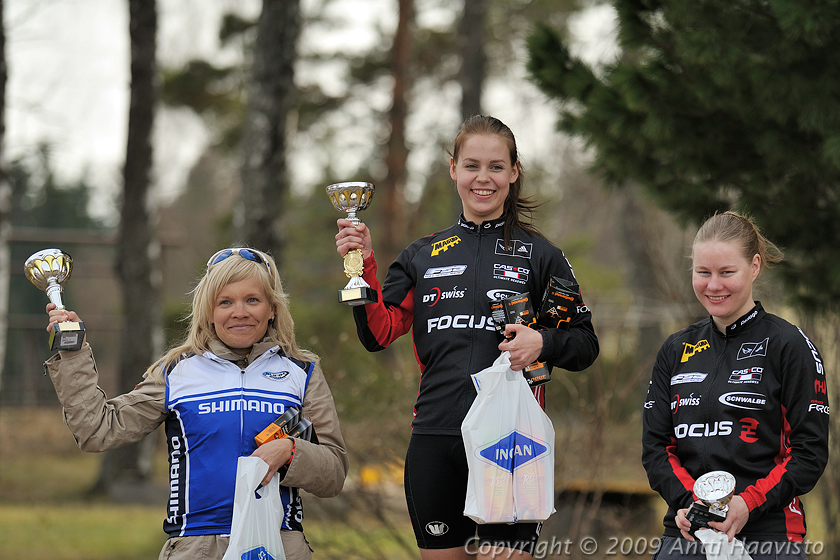 _DSC7284.jpg - Sipoon Susiringin maantieajo. Naisten voittaja Laura Lilja, Team Focus Ladies/IK-32 (kesk.), toinen Tiina Nieminen, Lahden Kaleva (vas.) ja kolmas Heljä Korhonen, Team Focus Ladies/IK-32.