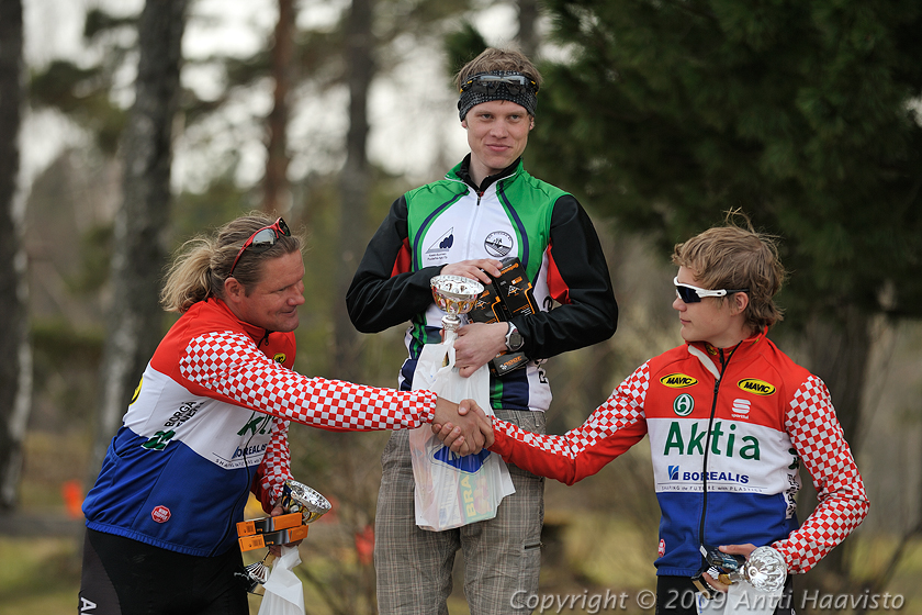 _DSC7287.jpg - Sipoon Susiringin maantieajo. M-Kilpa voittaja Jaakko Sorvisto, CC Picaro (kesk.), toinen Björn Stenwall, Porvoon Akilles (vas.) ja kolmas Roope Nurmi, Team Akilles Specialized.