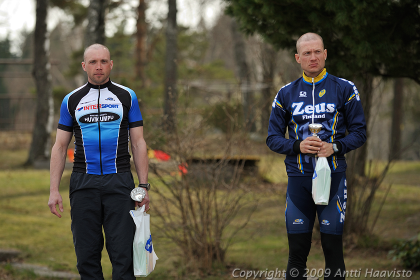 _DSC7292.jpg - Sipoon Susiringin maantieajo. M-30 toinen Pekka Toivanen, Tawast Cycling Club (vas.) ja kolmas Petri Lindqvist, Pyöräilyseura Zeus.