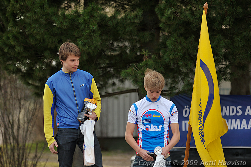 _DSC7298.jpg - Sipoon Susiringin maantieajo. M-18 palkintojenjaossa voittaja, Matti Manninen, Porin Tarmo (vas.) ja kolmas, Mikko Paajanen, CC Tailwind.
