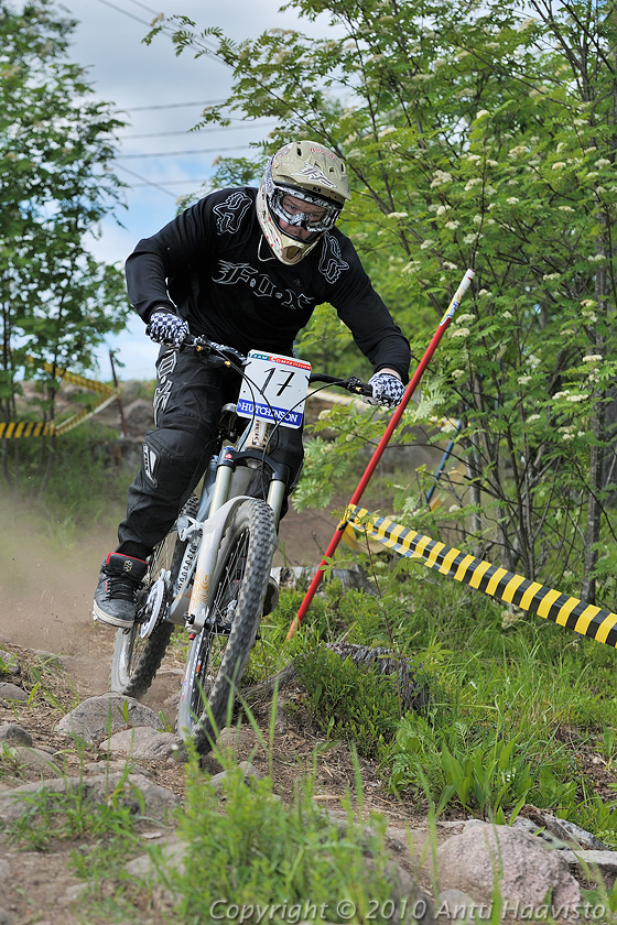 _DSC0185.jpg - Harraste: Erno Lemivaara. Kalpalinna DH, Nappulakumi DH Cupin osakilpailu Janakkalassa 6.6.2010