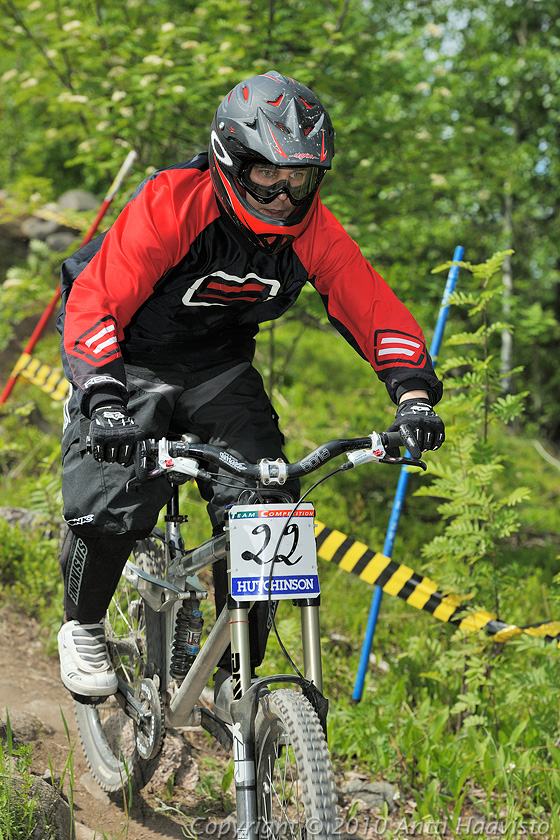 _DSC0186.jpg - Harraste: Ville Saarela, Keskiö MTB. Kalpalinna DH, Nappulakumi DH Cupin osakilpailu Janakkalassa 6.6.2010