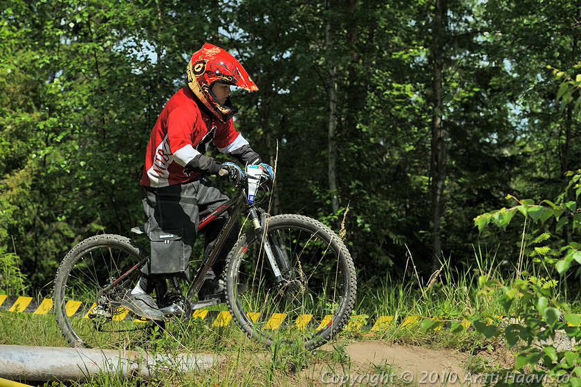 _DSC0198.jpg - Harraste: Panu Hirvonen jr, MTBCF. Kalpalinna DH, Nappulakumi DH Cupin osakilpailu Janakkalassa 6.6.2010