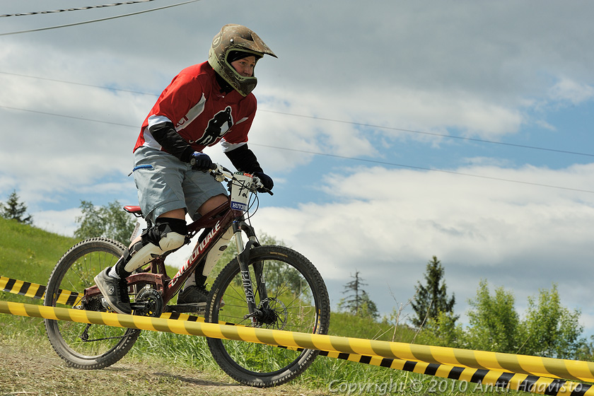_DSC0199.jpg - Harraste: Anitra Hirvinen, MTBCF. Kalpalinna DH, Nappulakumi DH Cupin osakilpailu Janakkalassa 6.6.2010