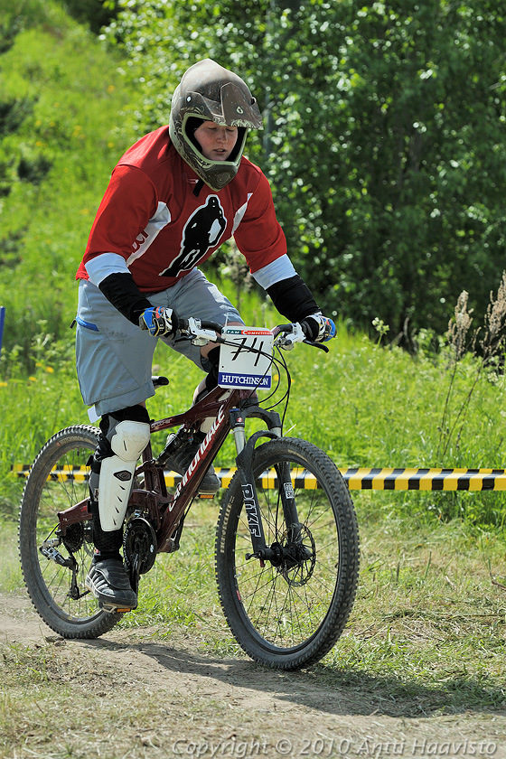 _DSC0201.jpg - Harraste: Susanna Hirvinen, MTBCF. Kalpalinna DH, Nappulakumi DH Cupin osakilpailu Janakkalassa 6.6.2010