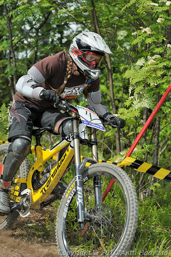 _DSC0206.jpg - Naiset: Pia Höckert, MTBCF. Kalpalinna DH, Nappulakumi DH Cupin osakilpailu Janakkalassa 6.6.2010