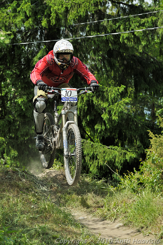 _DSC0228.jpg - M-30: Niko Ronkainen, MTBCF. Kalpalinna DH, Nappulakumi DH Cupin osakilpailu Janakkalassa 6.6.2010