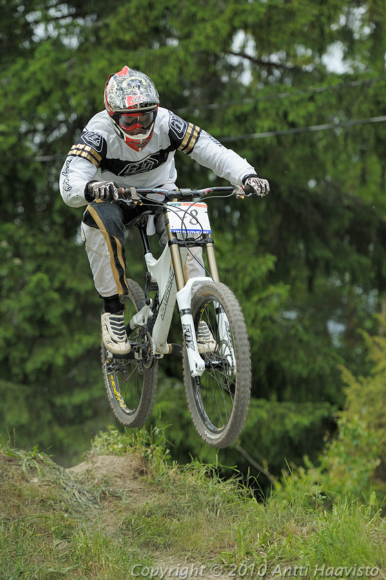 _DSC0253.jpg - M-18: Joonas Savolainen, dhT. Kalpalinna DH, Nappulakumi DH Cupin osakilpailu Janakkalassa 6.6.2010