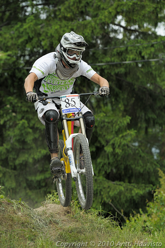 _DSC0263.jpg - Miehet: Aki Färm, dhT/Hi5Bikes. Kalpalinna DH, Nappulakumi DH Cupin osakilpailu Janakkalassa 6.6.2010