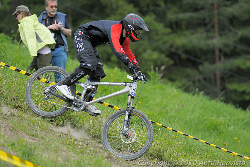 _DSC0334.jpg - Harraste: Ville Saarela, Keskiö MTB. Kalpalinna DH, Nappulakumi DH Cupin osakilpailu Janakkalassa 6.6.2010