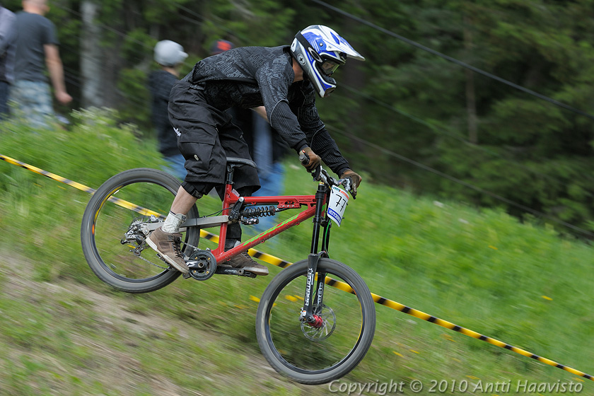 _DSC0344.jpg - Harraste: Jukka Mäennenä, TABC/Airtime ry. Kalpalinna DH, Nappulakumi DH Cupin osakilpailu Janakkalassa 6.6.2010