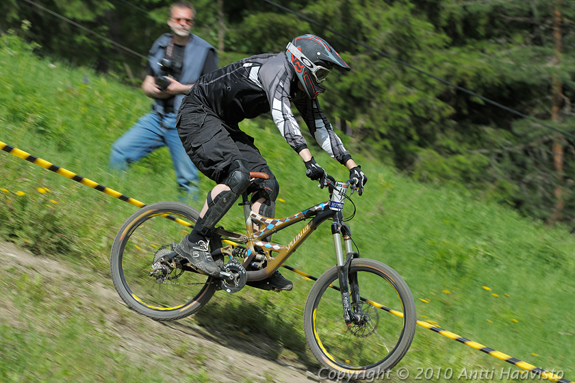 _DSC0393.jpg - Harraste: Ilkka Airas, MTBCF. Kalpalinna DH, Nappulakumi DH Cupin osakilpailu Janakkalassa 6.6.2010