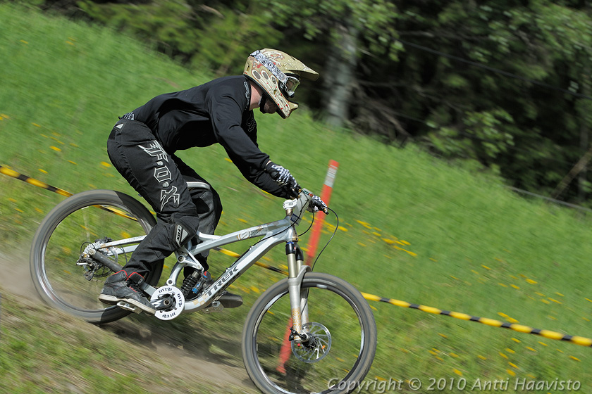 _DSC0412.jpg - Harraste: Erno Lemivaara. Kalpalinna DH, Nappulakumi DH Cupin osakilpailu Janakkalassa 6.6.2010