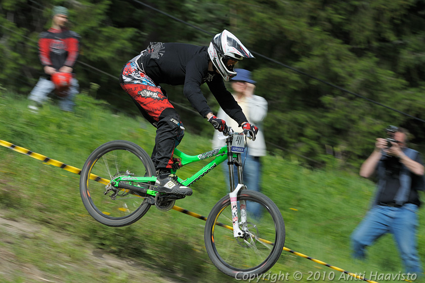 _DSC0441.jpg - Harraste: Petrik Jurs, Viro. Kalpalinna DH, Nappulakumi DH Cupin osakilpailu Janakkalassa 6.6.2010