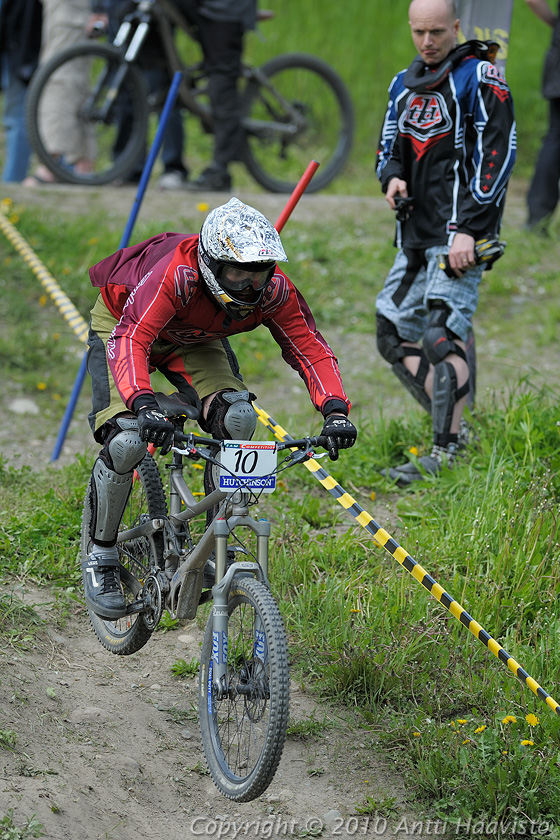 _DSC0531.jpg - M-30: Niko Ronkainen, MTBCF. Kalpalinna DH, Nappulakumi DH Cupin osakilpailu Janakkalassa 6.6.2010