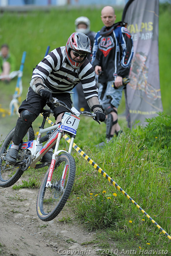 _DSC0542.jpg - M-30: Meeme Kuuse, MTBCF. Kalpalinna DH, Nappulakumi DH Cupin osakilpailu Janakkalassa 6.6.2010