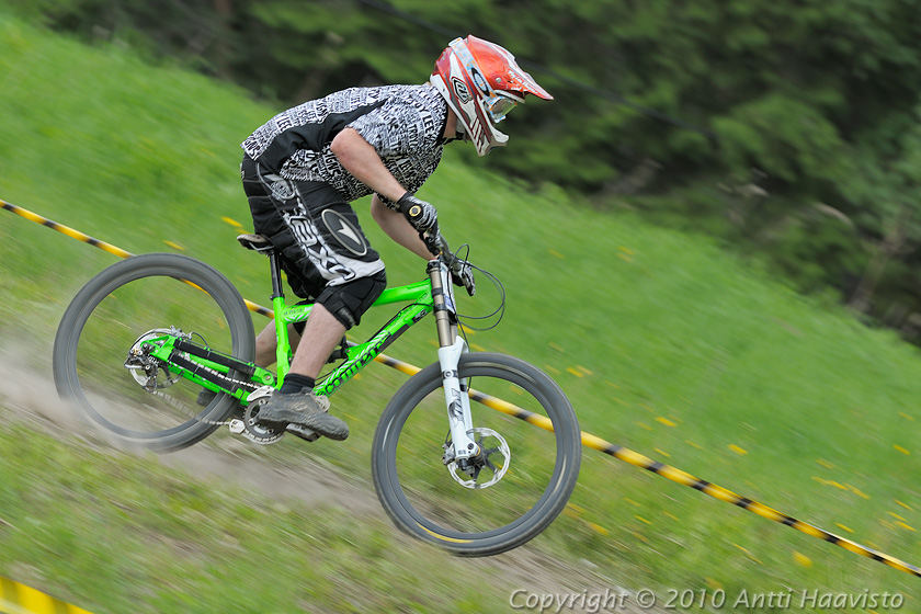 _DSC0665.jpg - Miehet: Mikko Hallikainen, Retkikunta Messilä Racing. Kalpalinna DH, Nappulakumi DH Cupin osakilpailu Janakkalassa 6.6.2010