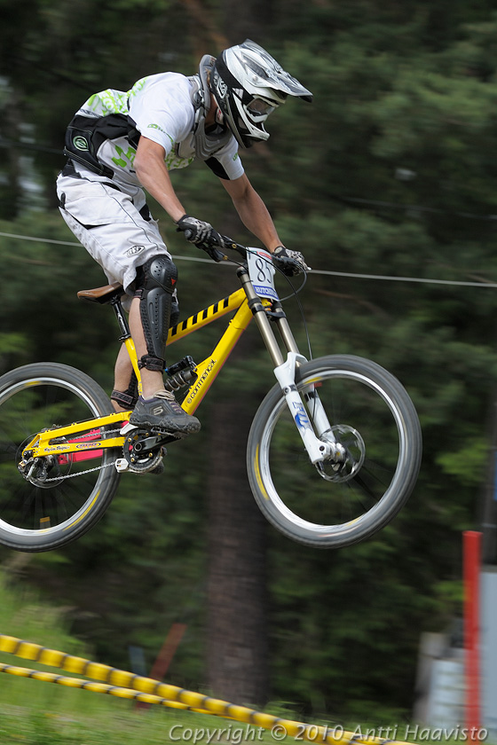 _DSC0739.jpg - Miehet: Aki Färm, dhT/Hi5Bikes. Kalpalinna DH, Nappulakumi DH Cupin osakilpailu Janakkalassa 6.6.2010