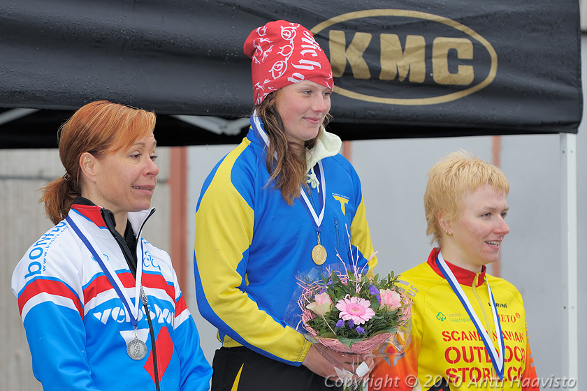 _DSC9145.jpg - Naisten mitalistit: 1. Lotta Lepistö, Porin Tarmo, 2. Anne Palm, Cycle Club Helsinki ja 3. Pia Pensaari Team Velo Cycling