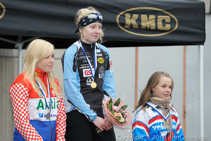 _DSC9156.jpg - N-18 mitalistit: 1. Rosa Törmänen, Cyclos Kuusamo, 2. Eveliina Suvisaari, Porvoon Akilles ja 3. Veera Väkevä, Cycle Club Helsinki