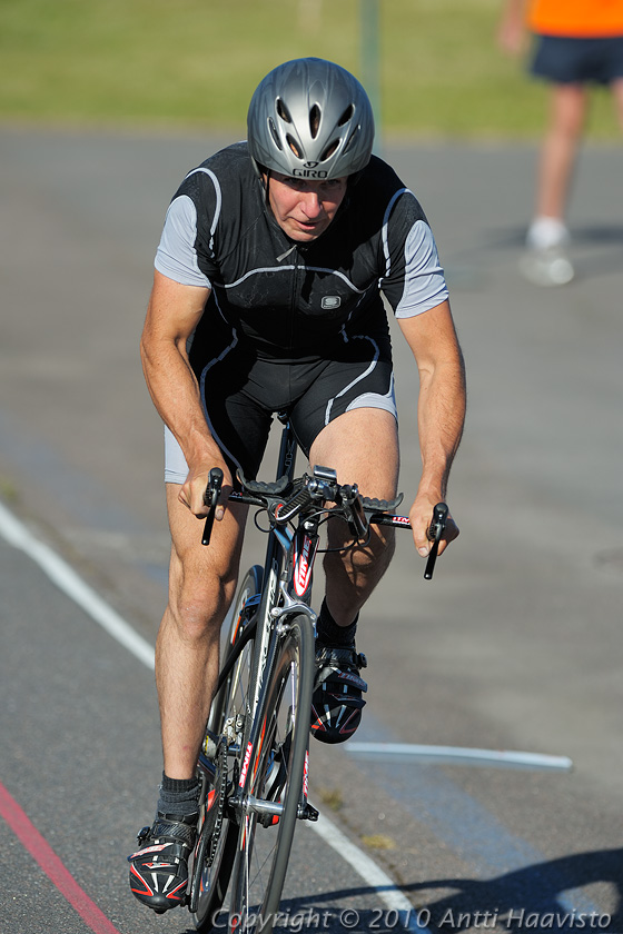 _DSC3524.jpg - M-40, 1 km aika-ajo: Ari Kansikas, P-P