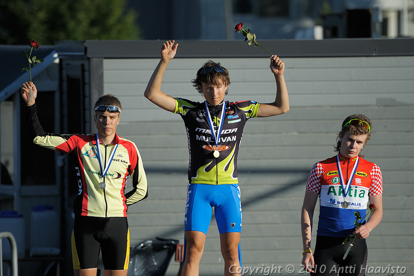 _DSC4241.jpg - M-18, 1 km aika-ajo: 1. Jani Sandelin TWL, 2. Jesse Virtanen TuUL ja 3. Tuomas Hyrkäs Akilles