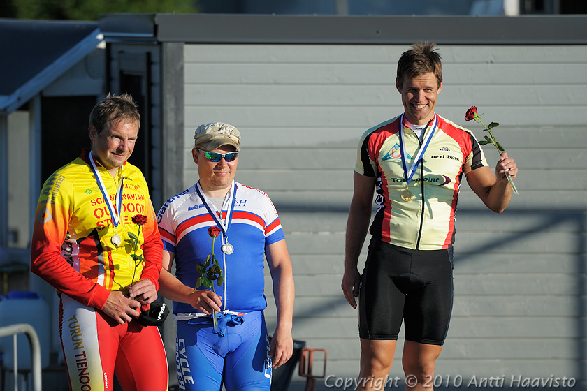 _DSC4267.jpg - M-30, 1 km aika-ajo: 1. Timo Erjomaa TuUL ja jaetulla 2. sijalla Samu Ilonen TVC ja Timo Riihelä CCH