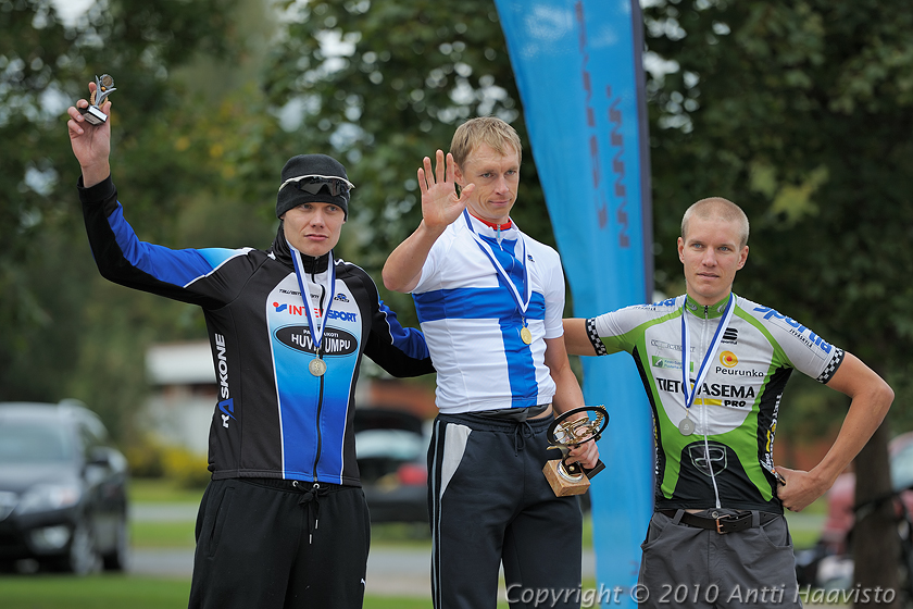 _DSC7048.jpg - Suomenmestari Matti Helminen, Cycle Club Helsinki, toinen Jarmo Rissanen, CC Picaro ja kolmas Rainer Aaltonen, Tawast Cycling Club