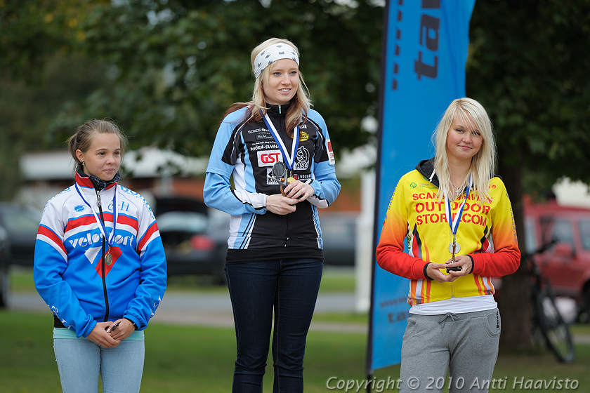 _DSC6971.jpg - N-18 suomenmestari Rosa Törmänen, Cyclos, toinen Rosa-Maria Mattila, TVC ja kolmas Veera Väkevä, CCH