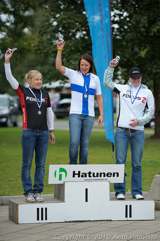 _DSC7009.jpg - Suomenmestari Anna Lindström, Idrottsklubben -32, toinen Heljä Korhonen, Hyvinkään Pyöräilijät ja kolmas Merja Kiviranta, Idrottsklubben -32