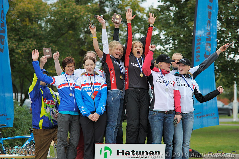 _DSC7025.jpg - Naisten joukkuekilpailun suomenmestari Idrottsklubben -32 (Anna Lindström, Merja Kiviranta ja Katariina Laakkonen), toinen Hyvinkään Pyöräilijät (Heljä Korhonen, Heini Salovaara ja Heini Ilmarinen) ja kolmas Cycle Club Helsinki (Aino Laurio, Elisa Turunen ja Anna Ronkainen, jj. Pertti Sirén)