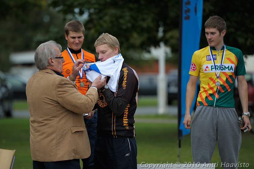 _DSC6994.jpg - U23 suomenmestari Samuel Halme, Velo8. Paitaa päälle auttamassa Tauno Lönnqvist, Suomen Urheilupyörä.