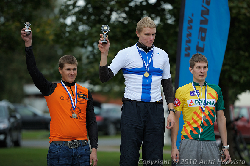 _DSC6997.jpg - U23 suomenmestari Samuel Halme, Velo8, toinen Antti Kulmala, Ounaksen Pyörä-Pojat ja kolmas Joonas Haapala, Teuvan Rivakka.