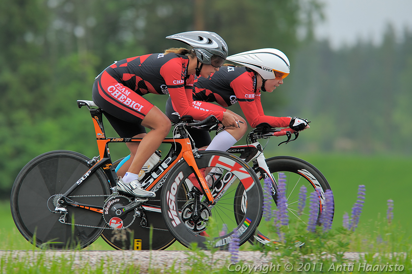 _DSC0020.jpg - Naiset 27 km: Koiviston Isku, Venla Koivula ja Terhi Salmenoja (2./40:44,37)