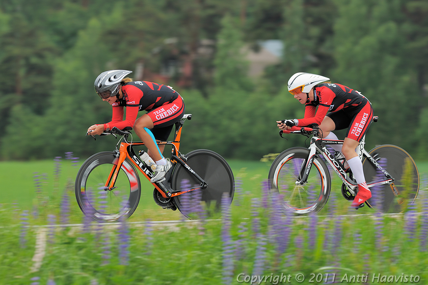 _DSC0416.jpg - Naiset 27 km: Koiviston Isku, Venla Koivula ja Terhi Salmenoja (2./40:44,37)