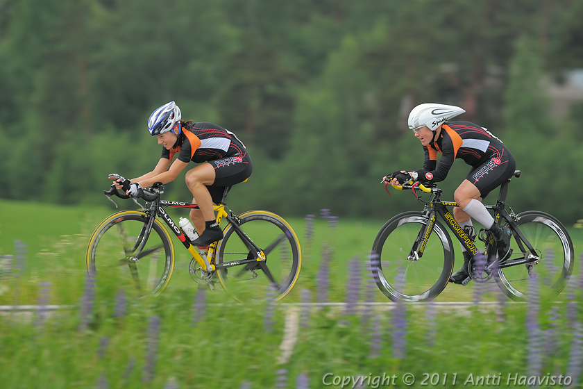 _DSC0694.jpg - Naiset 27 km: Idrottsklubben -32, Merja Kiviranta ja Riikka Pynnönen (4./41.18,26)