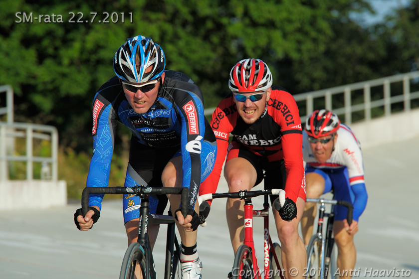 _DSC5158.jpg - Miehet 15 km linja-ajo: Risto Päivänsalo, VCR ja Jarkko Niemi, KoiIs takanaan Mika Vilén, CCH