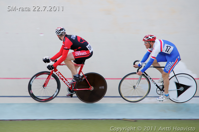 _DSC5198.jpg - Miehet 15 km linja-ajo: Jarkko Niemi, KoiIs perässään Mika Vilén, CCH