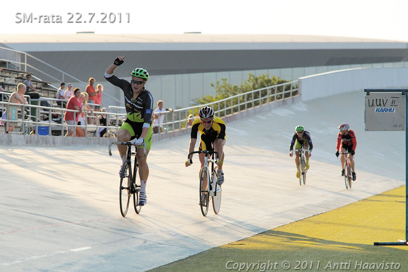 _DSC5271.jpg - Miehet 15 km linja-ajo: voittaja Ilari Kahila, TWL perässään Mika Simola, TuUL (2.) ja takana Risto Aaltio, TWL (3.) ja Jarkko Niemi, KoiIs (4.)