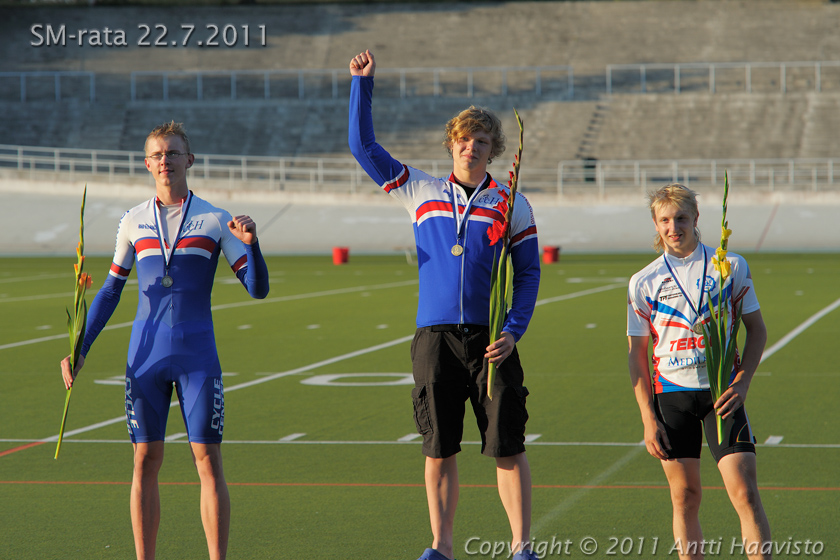 _DSC5300.jpg - M-16 1 km aika-ajo: 1. Jere Myllymäki, CCH, 2. Kevin Ots, CCH ja 3. Vili Koivula, P-P