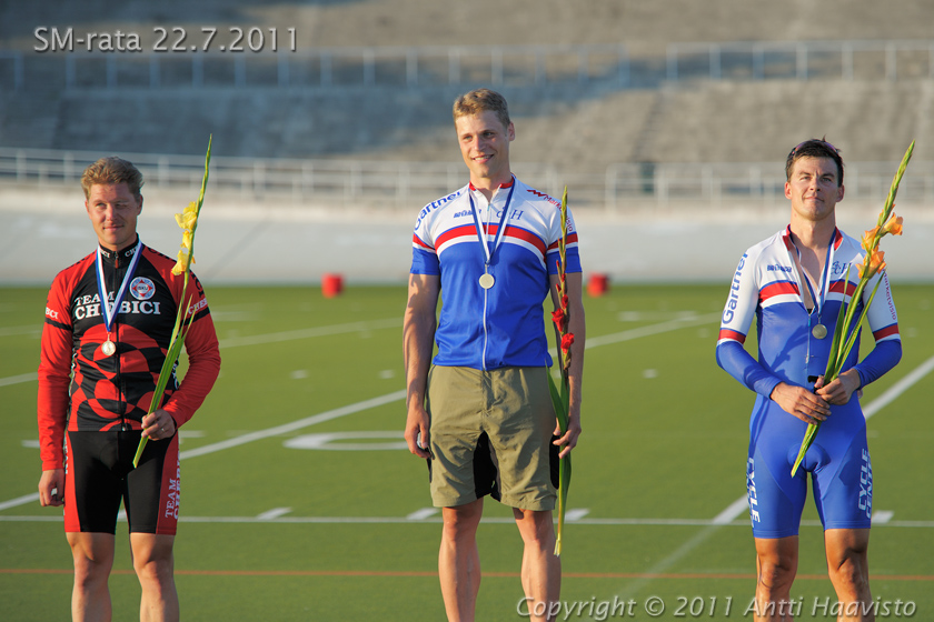 _DSC5307.jpg - M-30 1 km aika-ajo: 1. Juhani Tammisto, CCH, 2. Jari Nieminen, KoiIs ja 3. Juhana Hietala, CCH