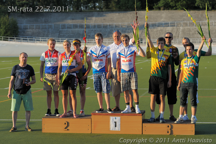 _DSC5333.jpg - M-18 4 km joukkueajo: 1. Tampereen Pyörä-Pojat (Olli Teivaala, Artturi Pensasmaa), 2. Porvoon Akilles (Arttu Suvisaari, Max Puttonen, Roope Nurmi) ja 3. Ounaksen Pyörä-Pojat (Arno Hämäläinen, Iiro Väyrynen, Eemeli Välimaa)