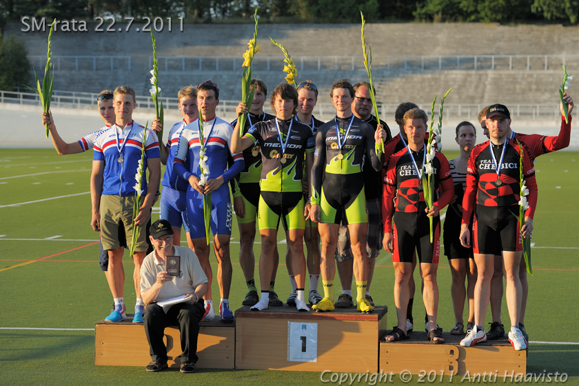 _DSC5349.jpg - Miehet 4 km joukkueajo: 1. TWD-Länken (Ilari Kahila, Risto Aaltio, Jukka Heinikainen, Jani Sandelin), 2. Cycle Club Helsinki (Anton Aro, Mikael Myllymäki, Juhana Hietala, Juhani Tammisto) ja 3. Koiviston Isku (Ilpo kyllönen, Jarkko Niemi, Tommi Martikainen, Samuli Tuominen)