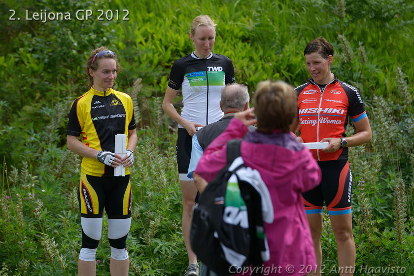 _DSC0418.jpg - Naiset, 30 km: 1. Maija Rossi, TWD, 2. Marianne Westerlund, CCH ja 3. Maarit Mäntysaari, TuUL