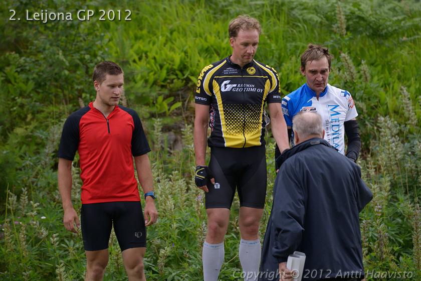 _DSC0463.jpg - M-40, 41 km: 1. Timo Torpo, RSP, 2. Marko Leppämäki, P-P ja 3. Tuomo Lahtinen, HMTBC